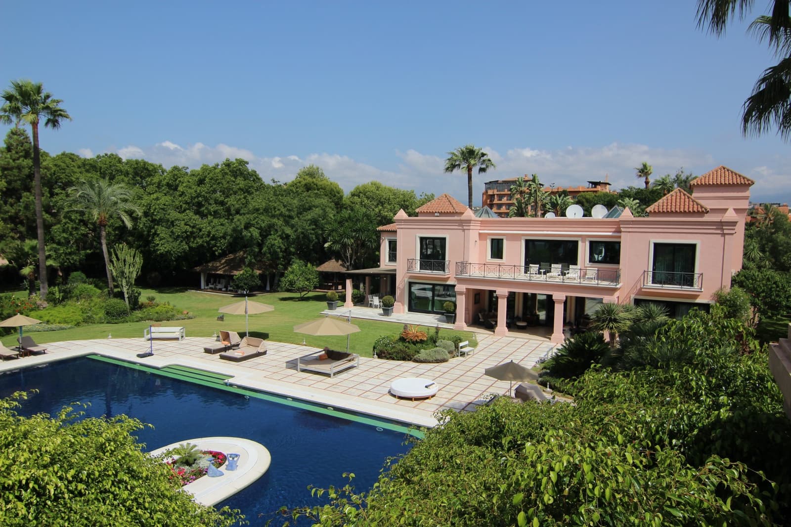 10 Zimmer Villa zu verkaufen in El Paraiso mit Pool Garage - 13.500.000 € (Ref: 8915218)