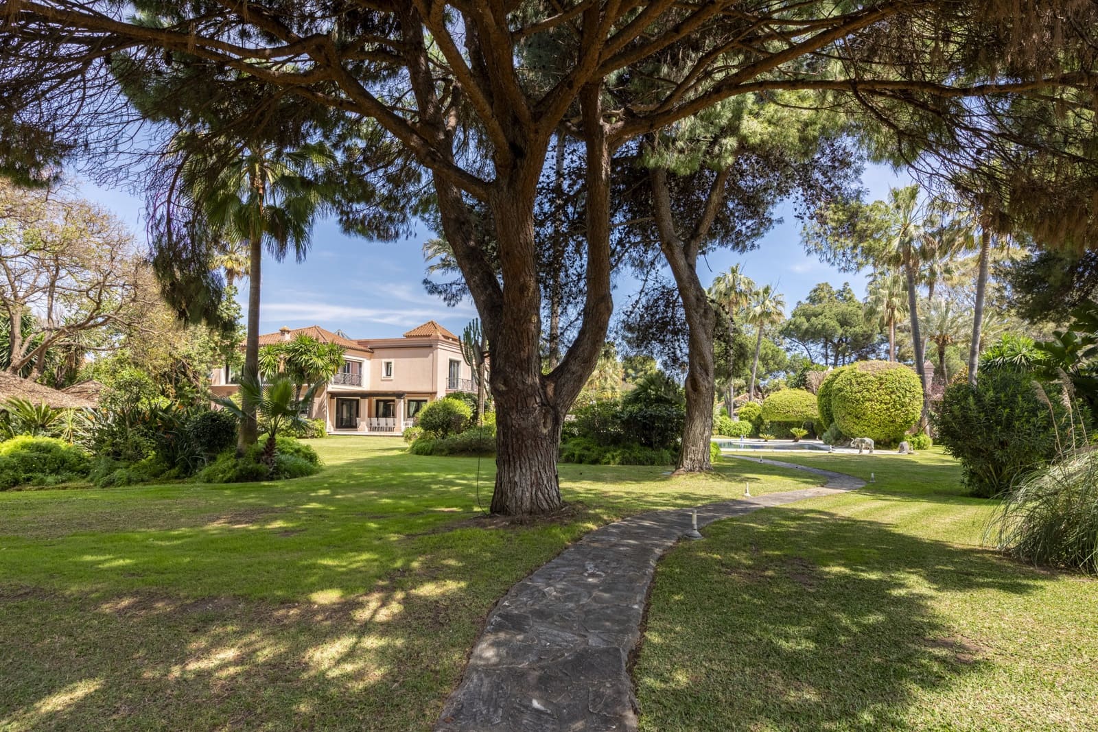 10 Zimmer Villa zu verkaufen in El Paraiso mit Pool Garage - 13.500.000 € (Ref: 8915218)