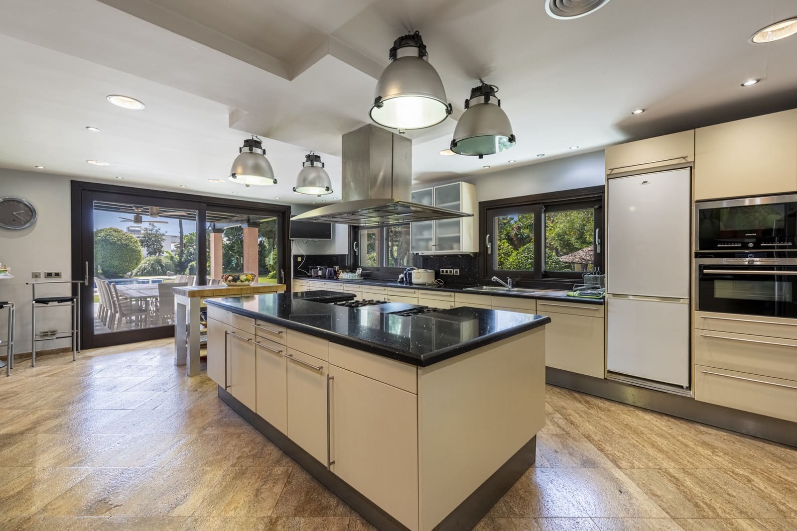 10 Zimmer Villa zu verkaufen in El Paraiso mit Pool Garage - 13.500.000 € (Ref: 8915218)