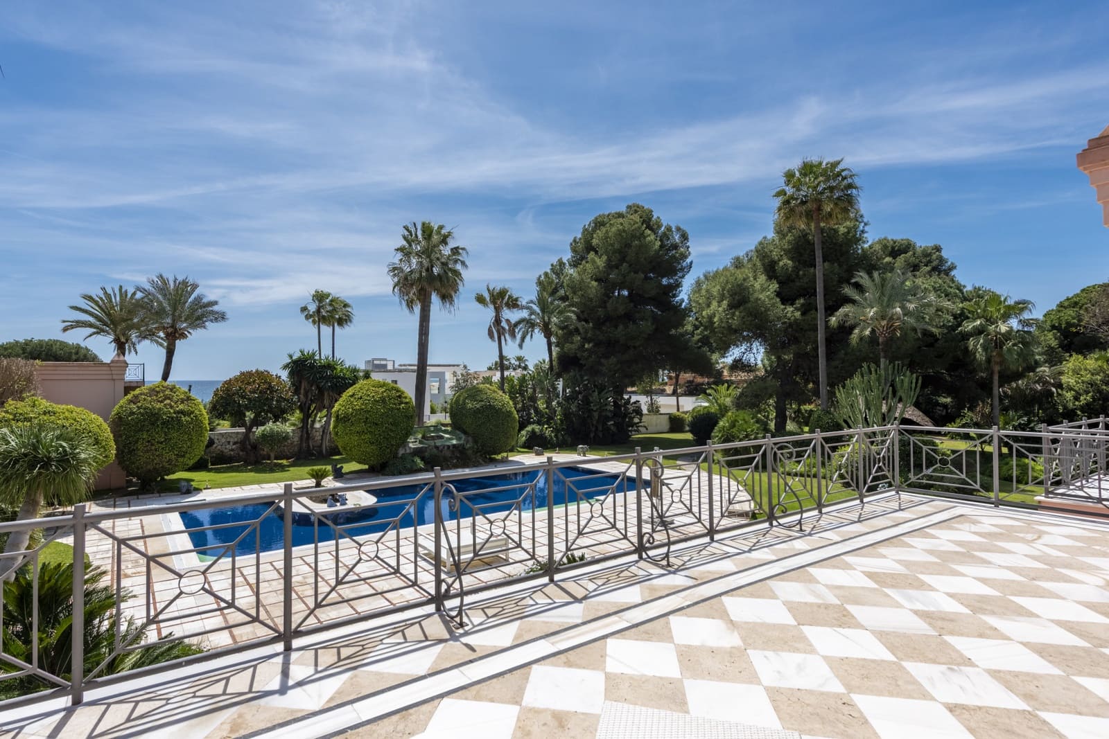 10 Zimmer Villa zu verkaufen in El Paraiso mit Pool Garage - 13.500.000 € (Ref: 8915218)