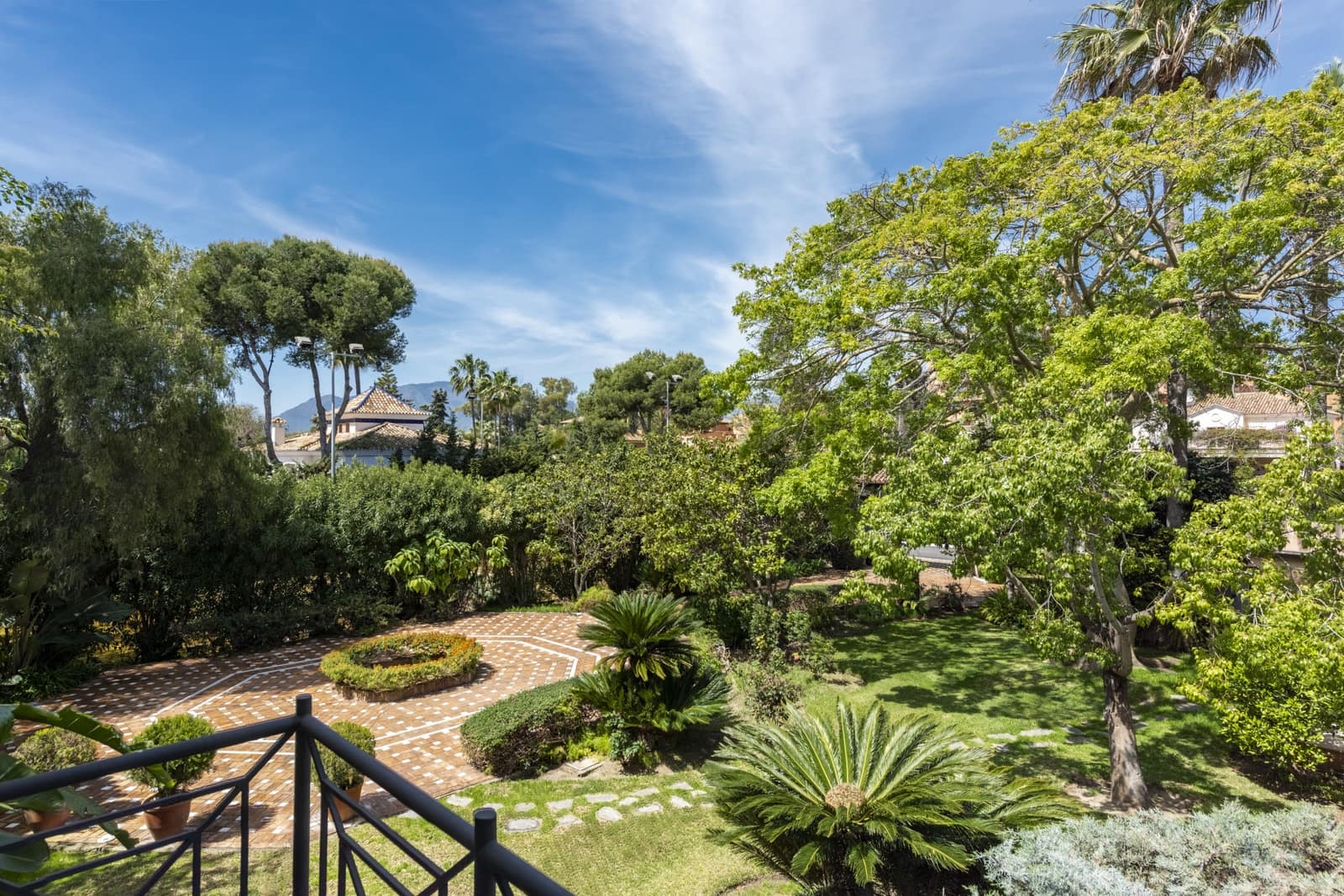 10 Zimmer Villa zu verkaufen in El Paraiso mit Pool Garage - 13.500.000 € (Ref: 8915218)