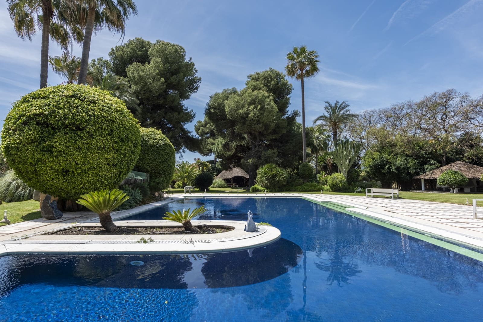 10 Zimmer Villa zu verkaufen in El Paraiso mit Pool Garage - 13.500.000 € (Ref: 8915218)