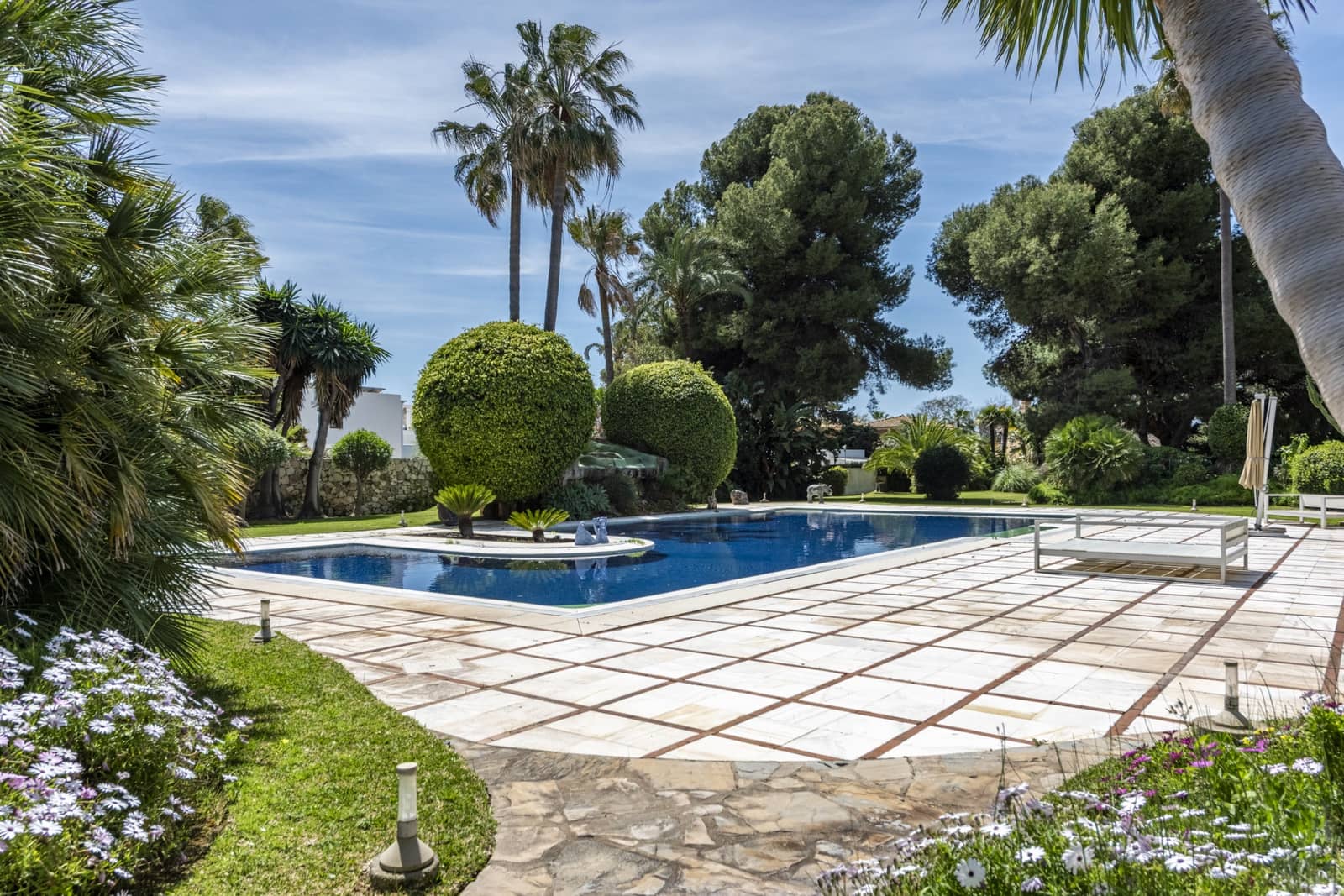 10 Zimmer Villa zu verkaufen in El Paraiso mit Pool Garage - 13.500.000 € (Ref: 8915218)