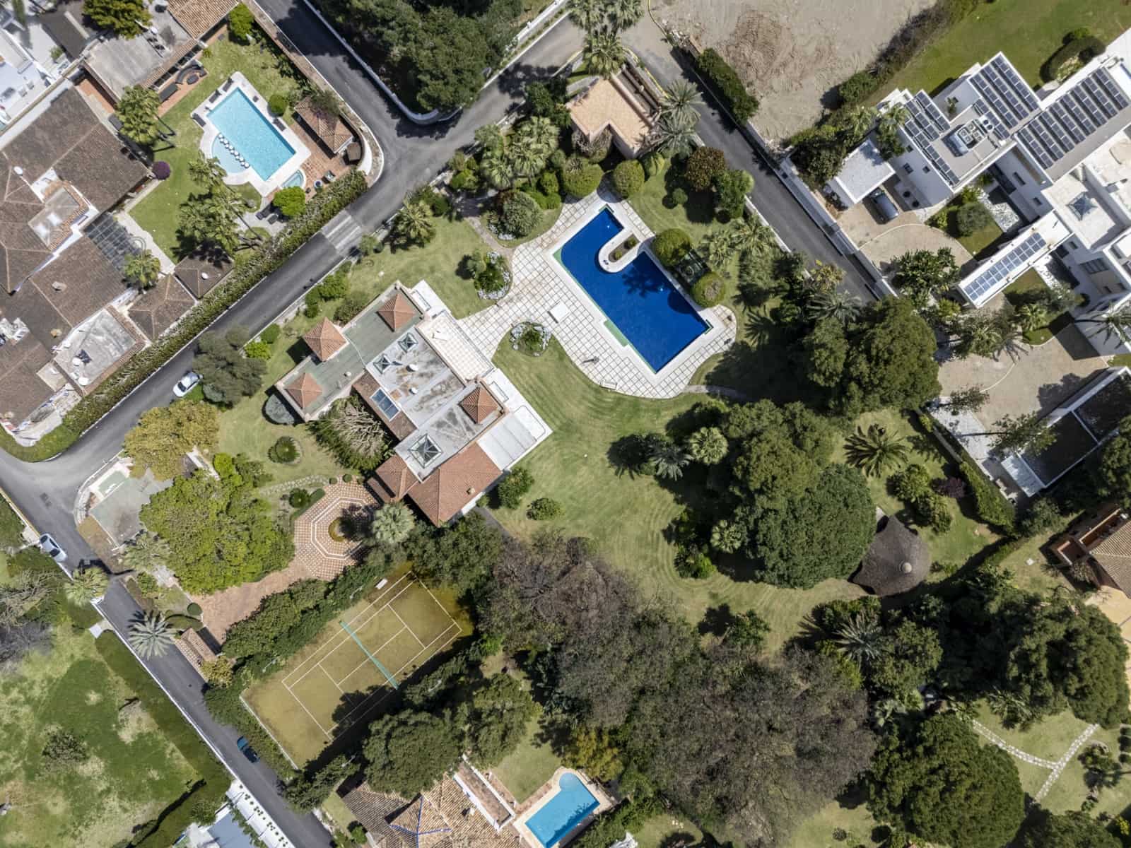 10 Zimmer Villa zu verkaufen in El Paraiso mit Pool Garage - 13.500.000 € (Ref: 8915218)