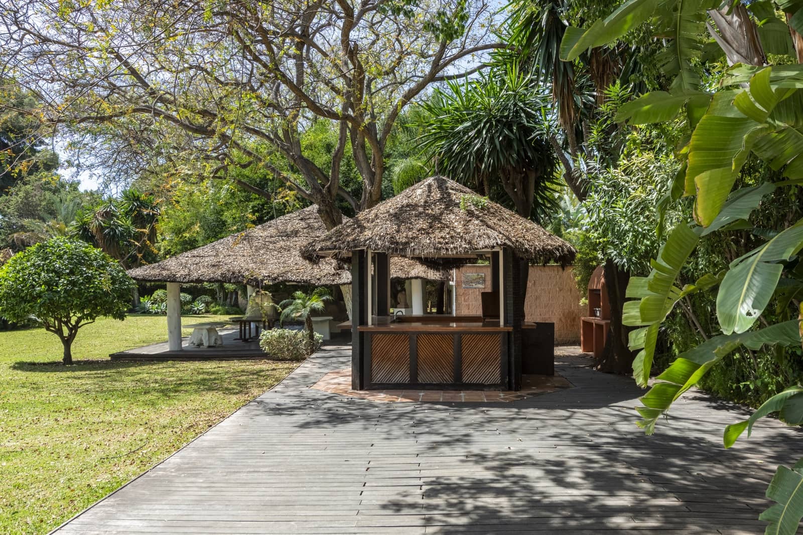 10 Zimmer Villa zu verkaufen in El Paraiso mit Pool Garage - 13.500.000 € (Ref: 8915218)