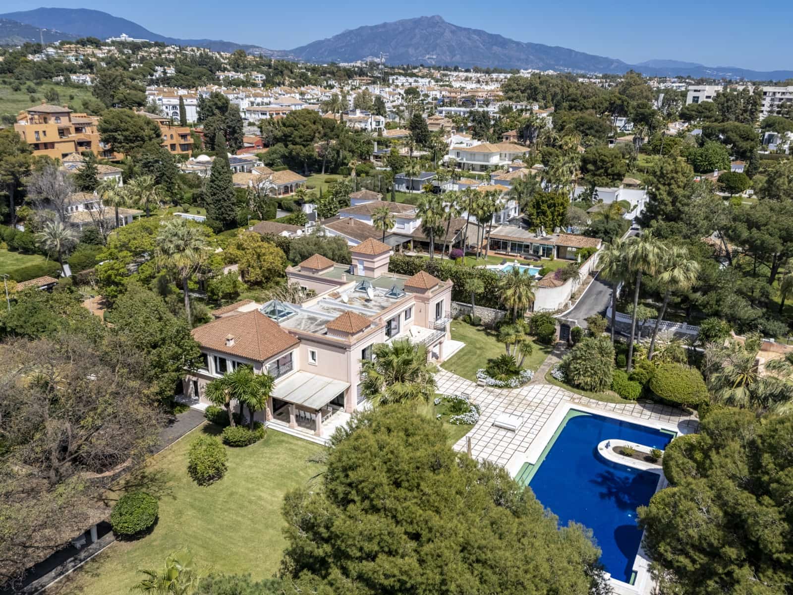 10 Zimmer Villa zu verkaufen in El Paraiso mit Pool Garage - 13.500.000 € (Ref: 8915218)