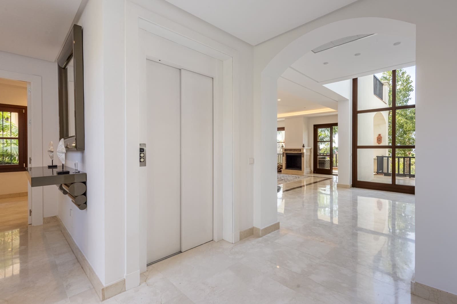 6 bedroom Villa for sale in Marbella with pool garage - € 2,420,000 (Ref: 8946855)