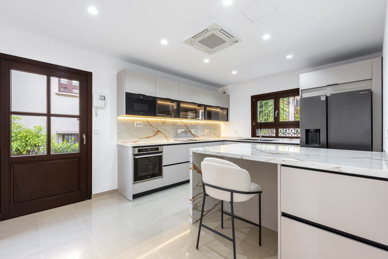 6 bedroom Villa for sale in Marbella with pool garage - € 2,420,000 (Ref: 8946855)