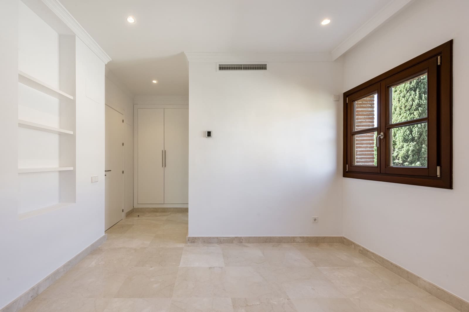 6 bedroom Villa for sale in Marbella with pool garage - € 2,420,000 (Ref: 8946855)