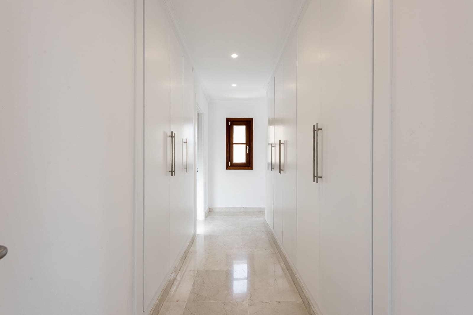 6 bedroom Villa for sale in Marbella with pool garage - € 2,420,000 (Ref: 8946855)