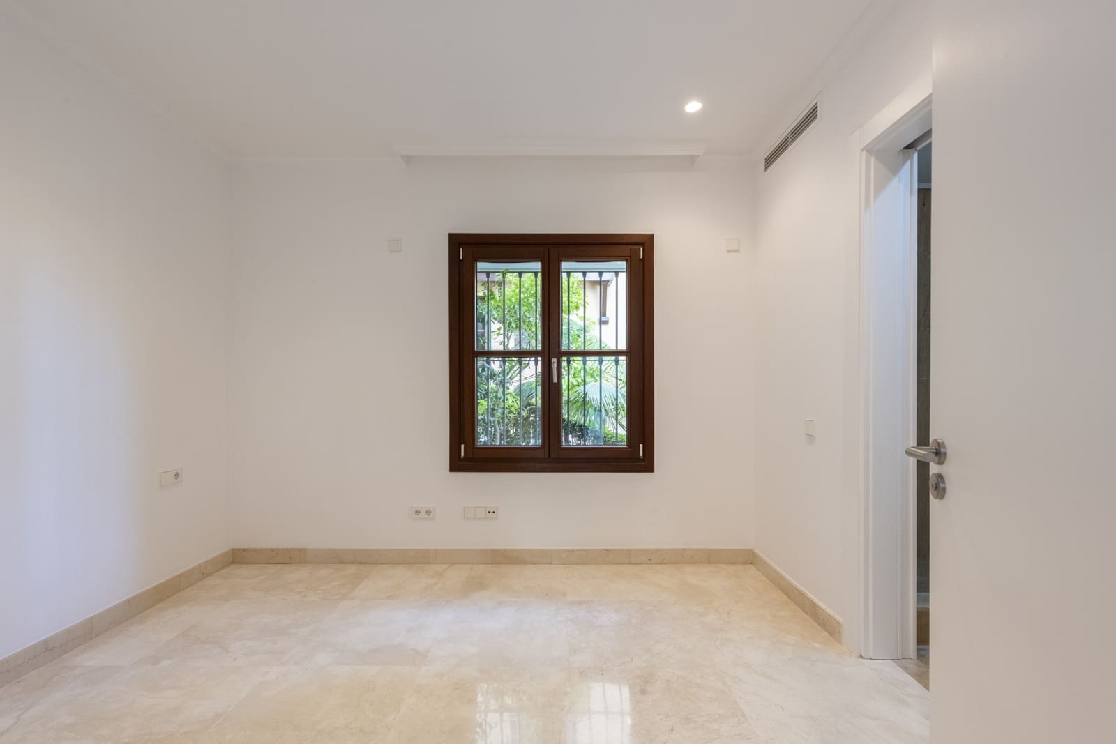 6 bedroom Villa for sale in Marbella with pool garage - € 2,420,000 (Ref: 8946855)