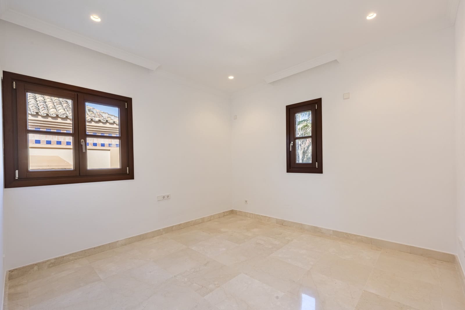 6 bedroom Villa for sale in Marbella with pool garage - € 2,420,000 (Ref: 8946855)