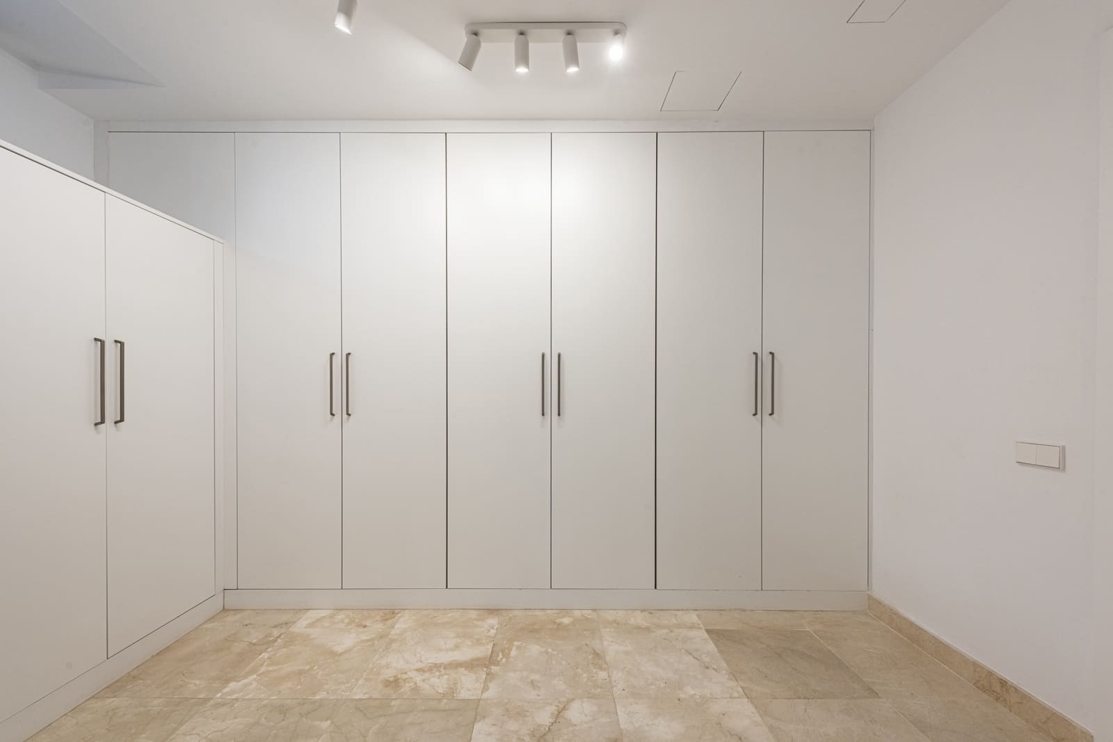 6 bedroom Villa for sale in Marbella with pool garage - € 2,420,000 (Ref: 8946855)