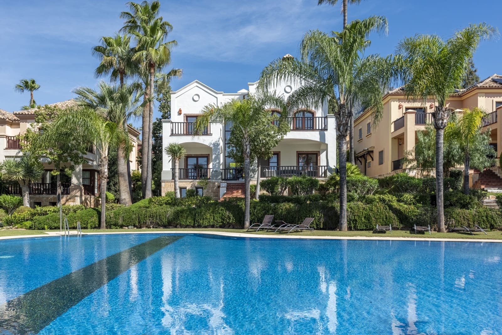 6 bedroom Villa for sale in Marbella with pool garage - € 2,420,000 (Ref: 8946855)
