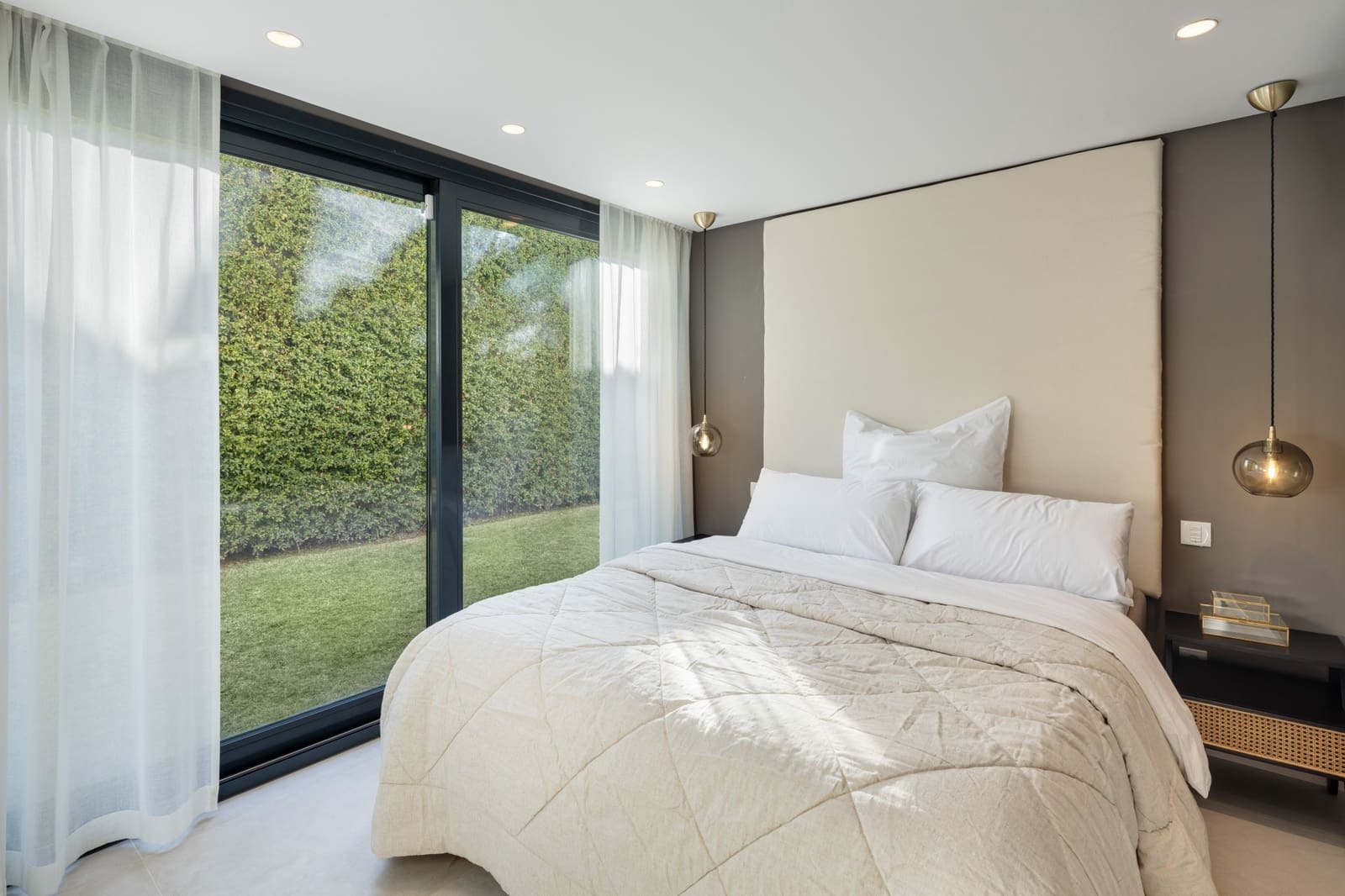 6 slaapkamer Villa te koop in Nueva Andalucia met zwembad garage - € 3.995.000 (Ref: 8957029)