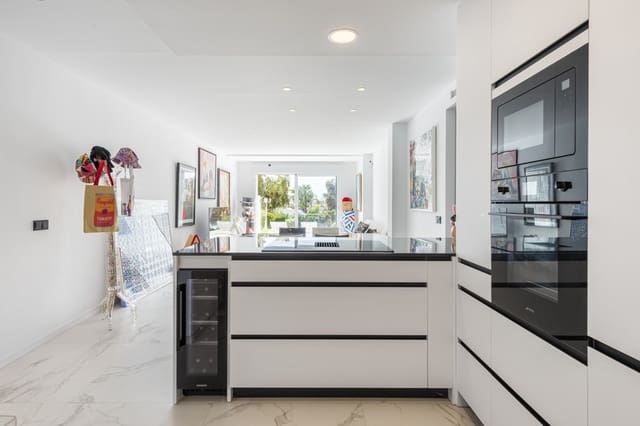 2 Zimmer Apartment zu verkaufen in Marbella mit Pool Garage - 645.000 € (Ref: 8957030)