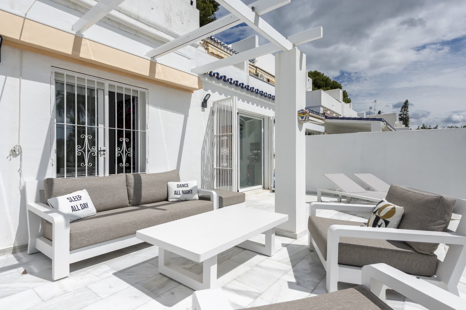 2 bedroom Apartment for sale in Marbella with pool garage - € 645,000 (Ref: 8957030)