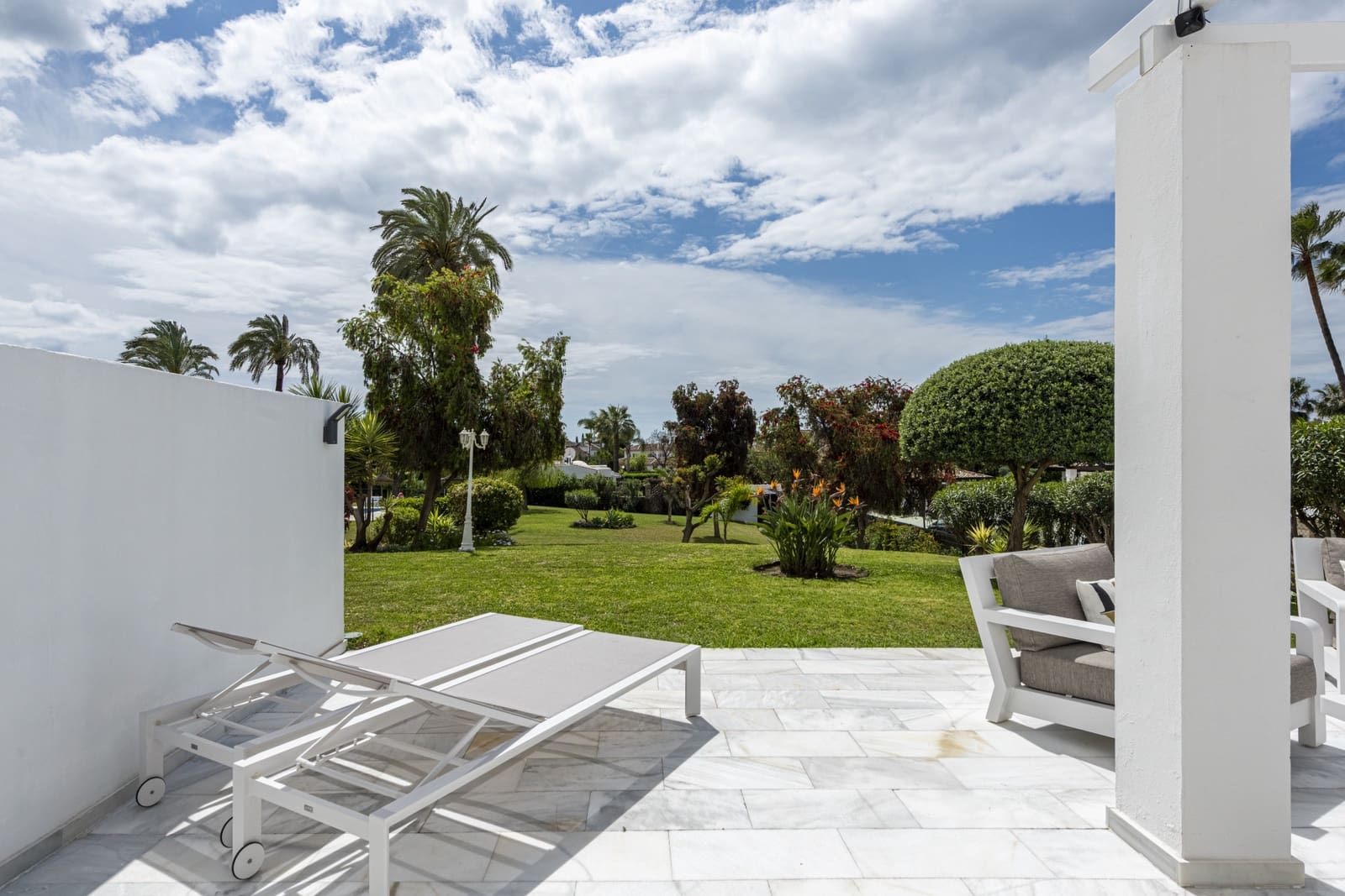 2 bedroom Apartment for sale in Marbella with pool garage - € 645,000 (Ref: 8957030)