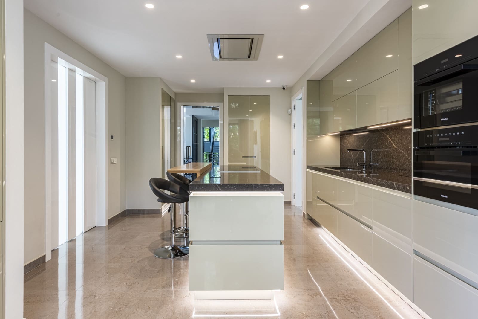 6 bedroom Villa for sale in Marbella with pool garage - € 10,450,000 (Ref: 8968176)