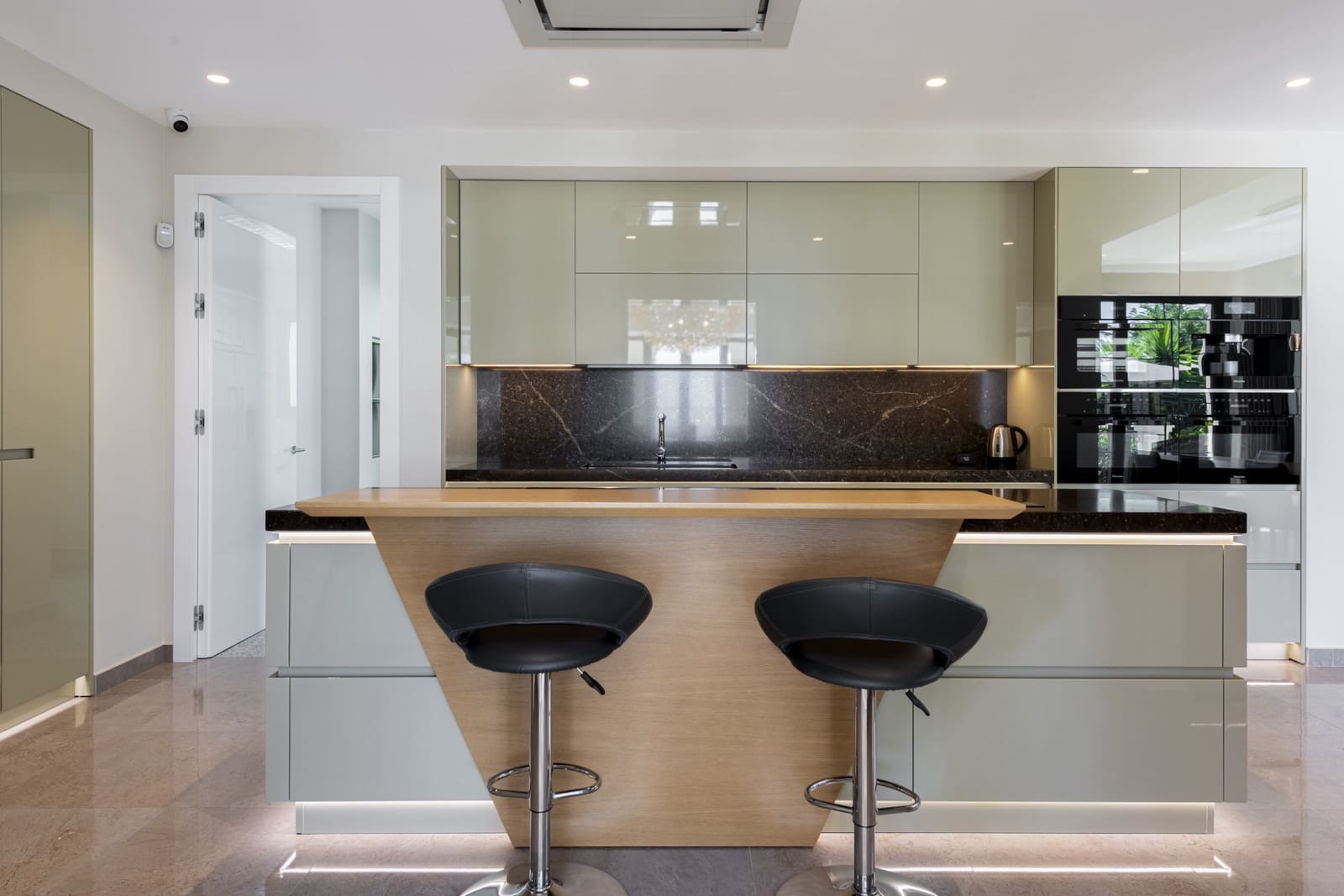 6 bedroom Villa for sale in Marbella with pool garage - € 10,450,000 (Ref: 8968176)