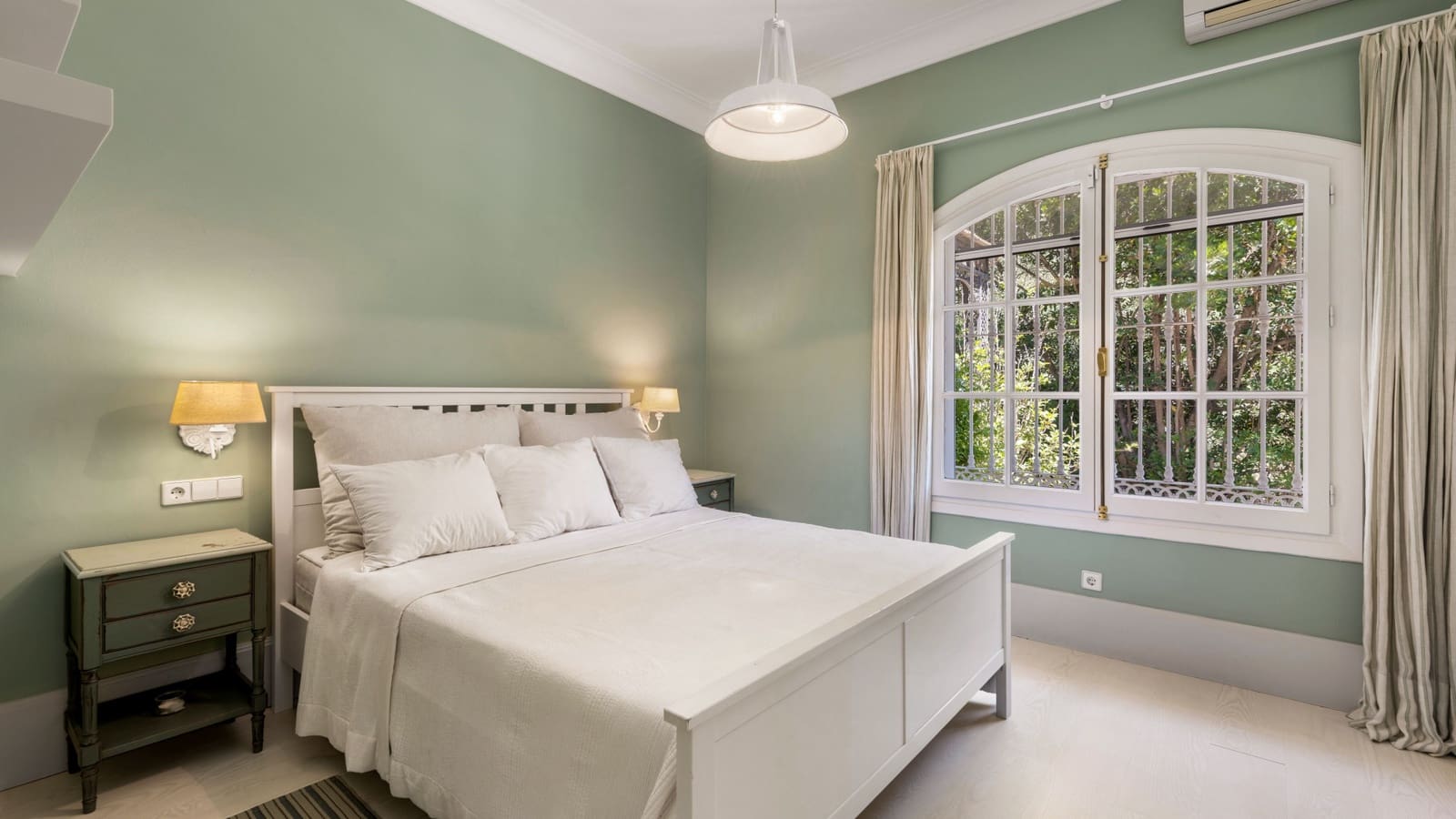 5 bedroom Villa for holiday rental in Benahavis with pool garage - € 14,000 (Ref: 8977696)