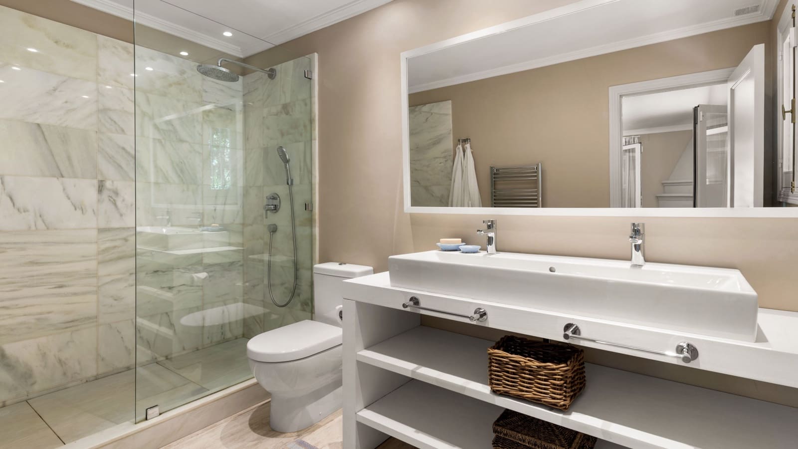 5 bedroom Villa for holiday rental in Benahavis with pool garage - € 14,000 (Ref: 8977696)