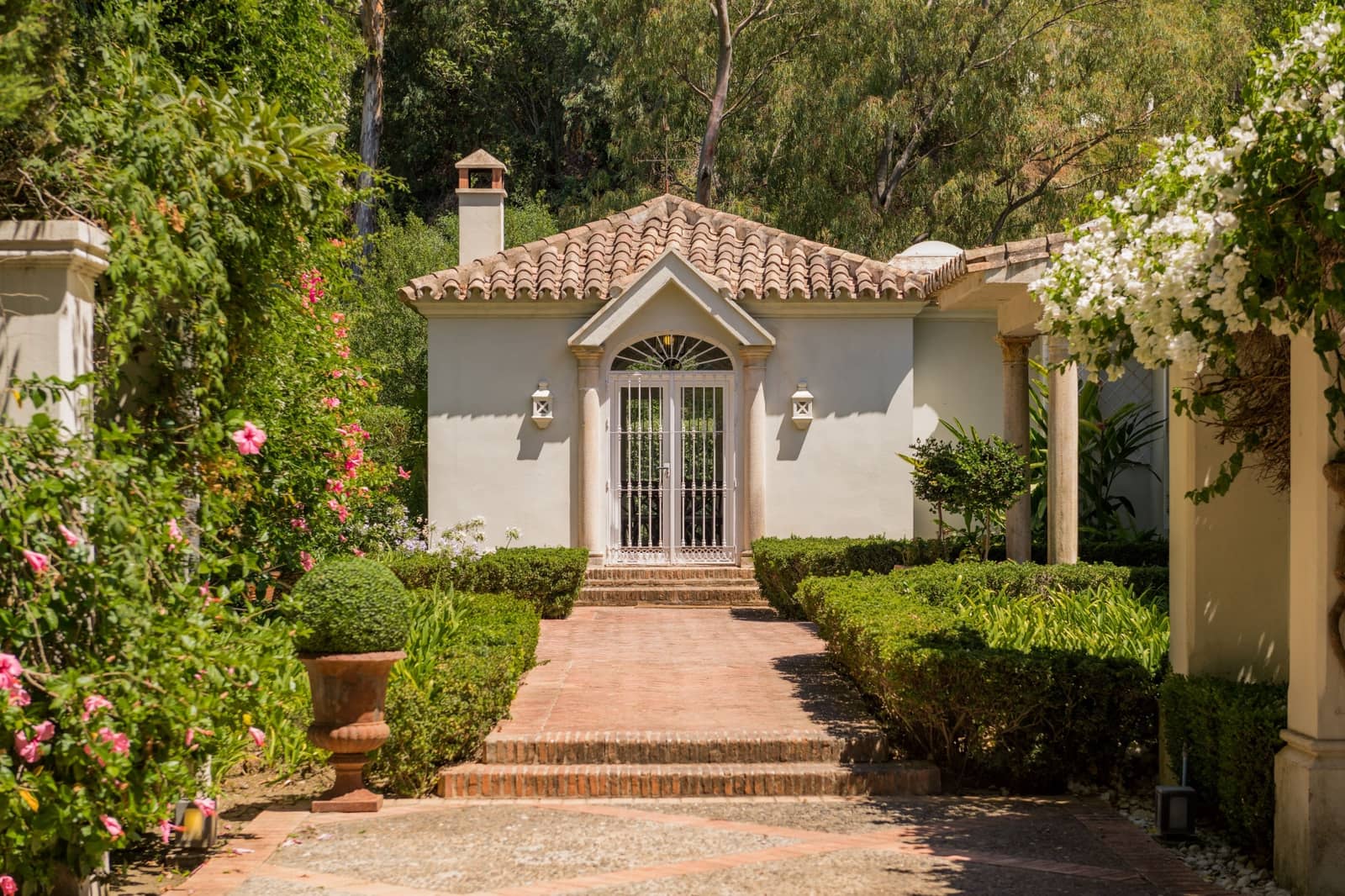 5 bedroom Villa for holiday rental in Benahavis with pool garage - € 14,000 (Ref: 8977696)