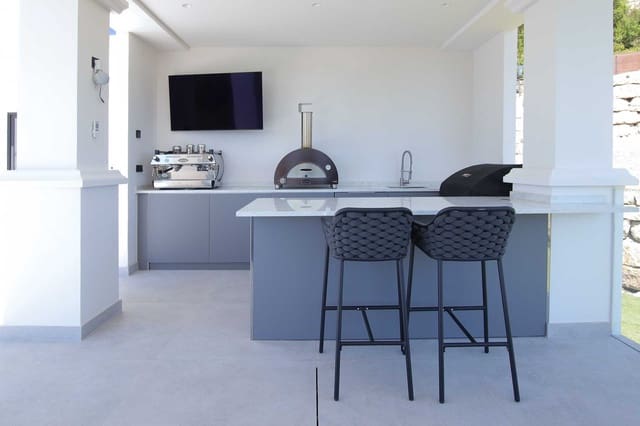 6 bedroom Villa for rent in Benahavís with pool garage - € 25,000 (Ref: 8981471)