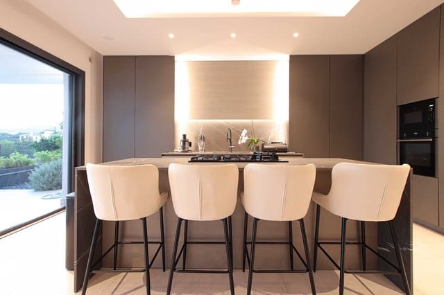 6 bedroom Villa for rent in Benahavís with pool garage - € 25,000 (Ref: 8981471)