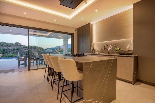 6 bedroom Villa for rent in Benahavís with pool garage - € 25,000 (Ref: 8981471)