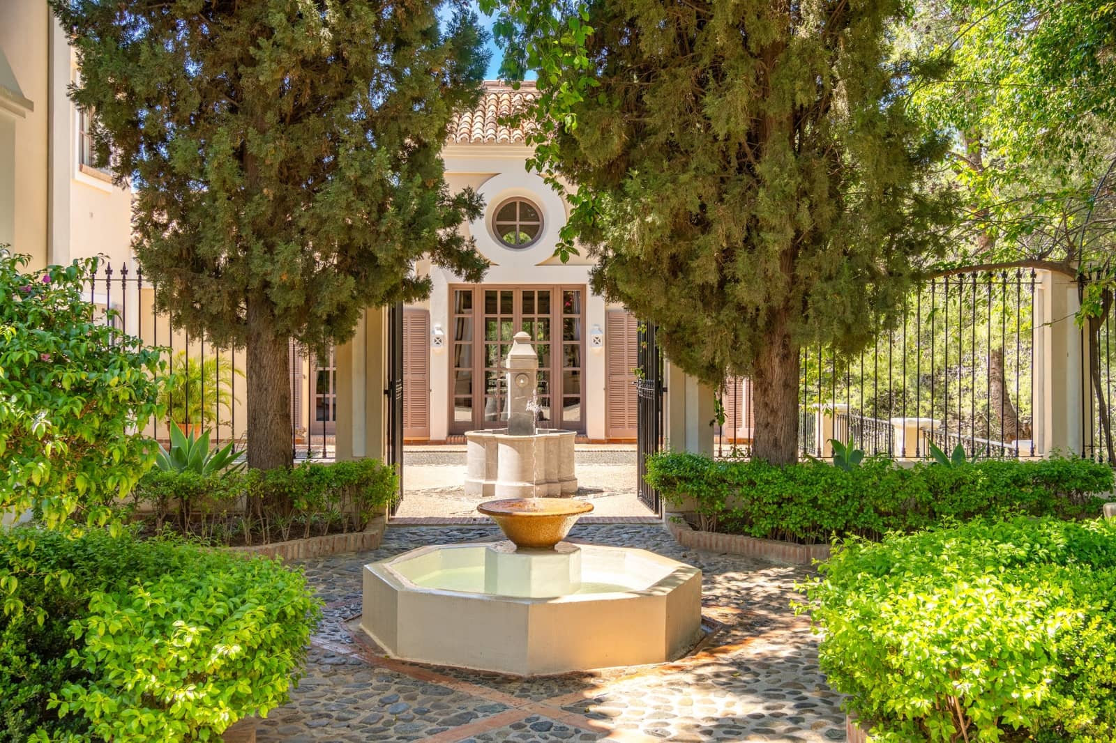 8 soverom Villa til salgs i El Madronal med svømmebasseng garasje - € 13 900 000 (Ref: 8999401)