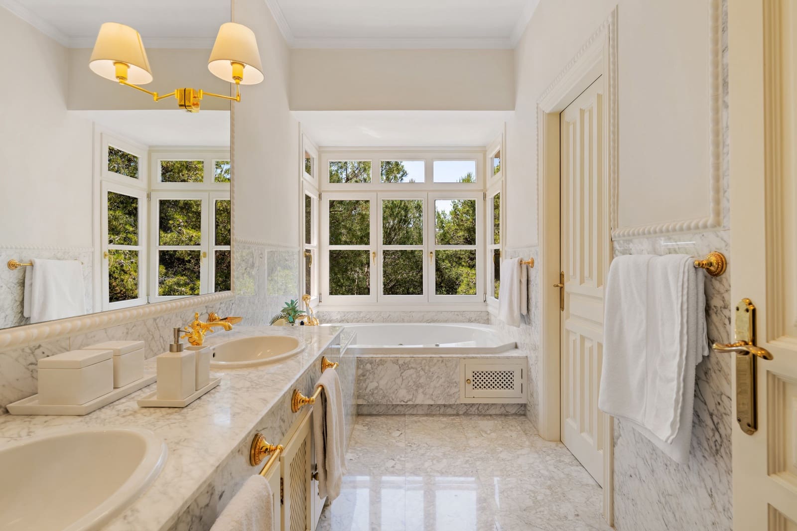 8 soverom Villa til salgs i El Madronal med svømmebasseng garasje - € 13 900 000 (Ref: 8999401)