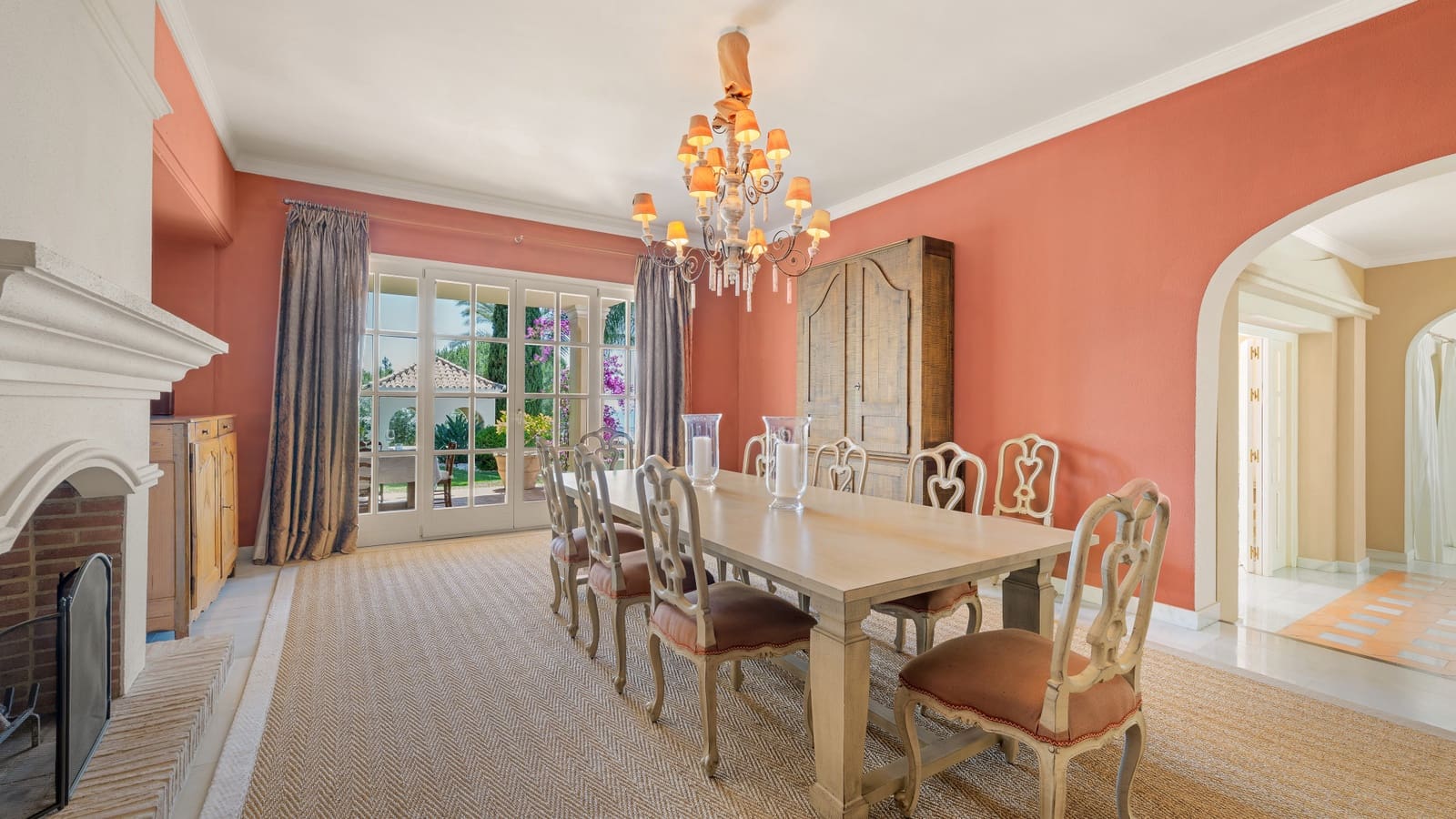 8 soverom Villa til salgs i El Madronal med svømmebasseng garasje - € 13 900 000 (Ref: 8999401)