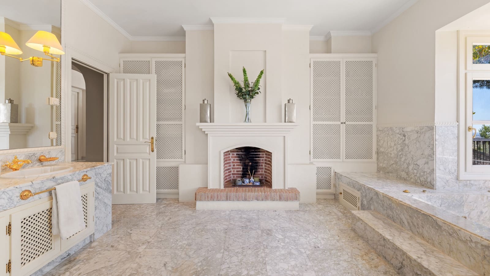 8 soverom Villa til salgs i El Madronal med svømmebasseng garasje - € 13 900 000 (Ref: 8999401)