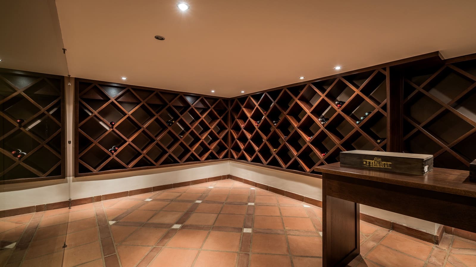 8 soverom Villa til salgs i El Madronal med svømmebasseng garasje - € 13 900 000 (Ref: 8999401)