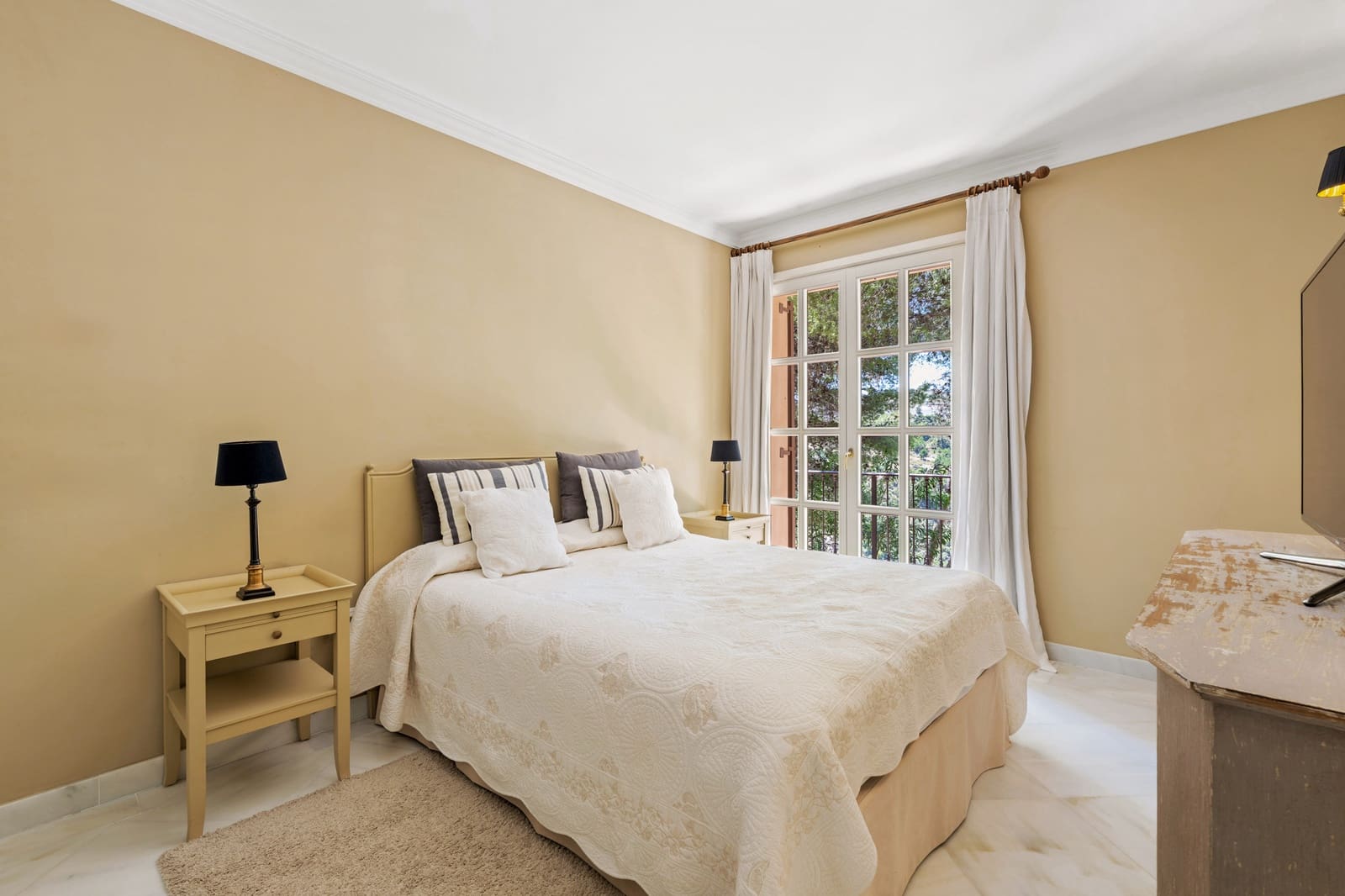 8 soverom Villa til salgs i El Madronal med svømmebasseng garasje - € 13 900 000 (Ref: 8999401)