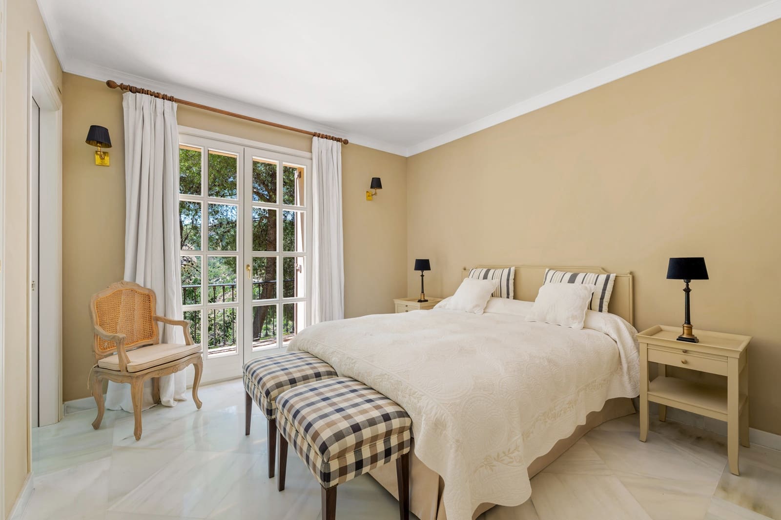 8 soverom Villa til salgs i El Madronal med svømmebasseng garasje - € 13 900 000 (Ref: 8999401)