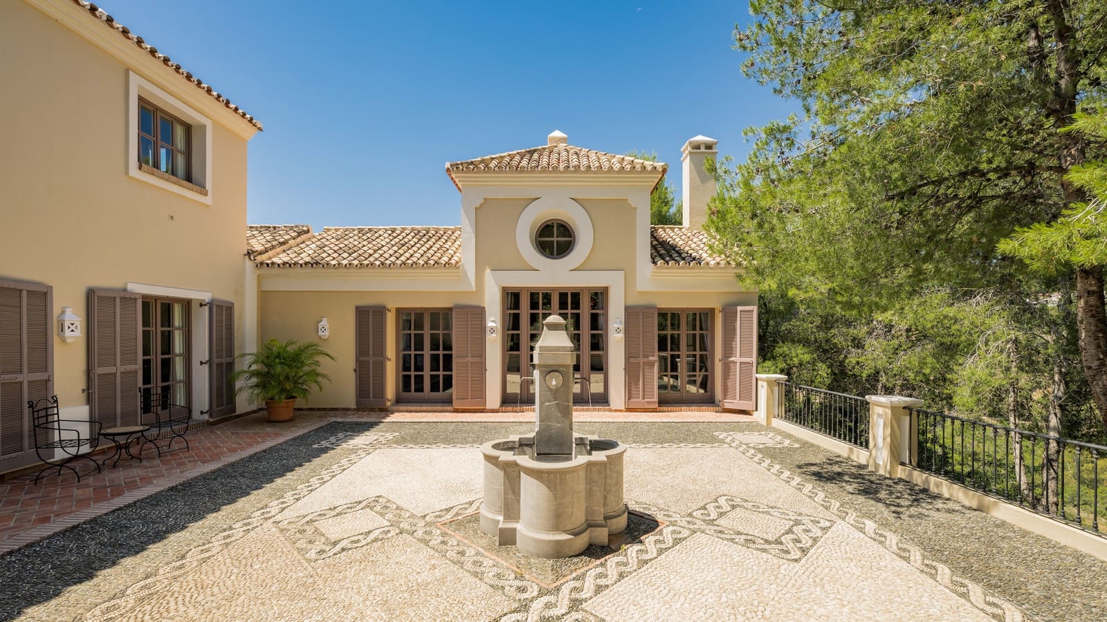 8 soverom Villa til salgs i El Madronal med svømmebasseng garasje - € 13 900 000 (Ref: 8999401)