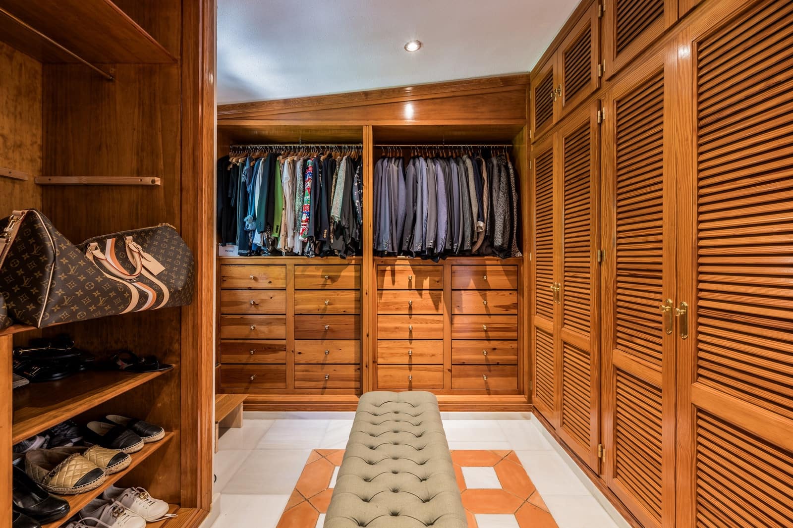 8 soverom Villa til salgs i El Madronal med svømmebasseng garasje - € 13 900 000 (Ref: 8999401)