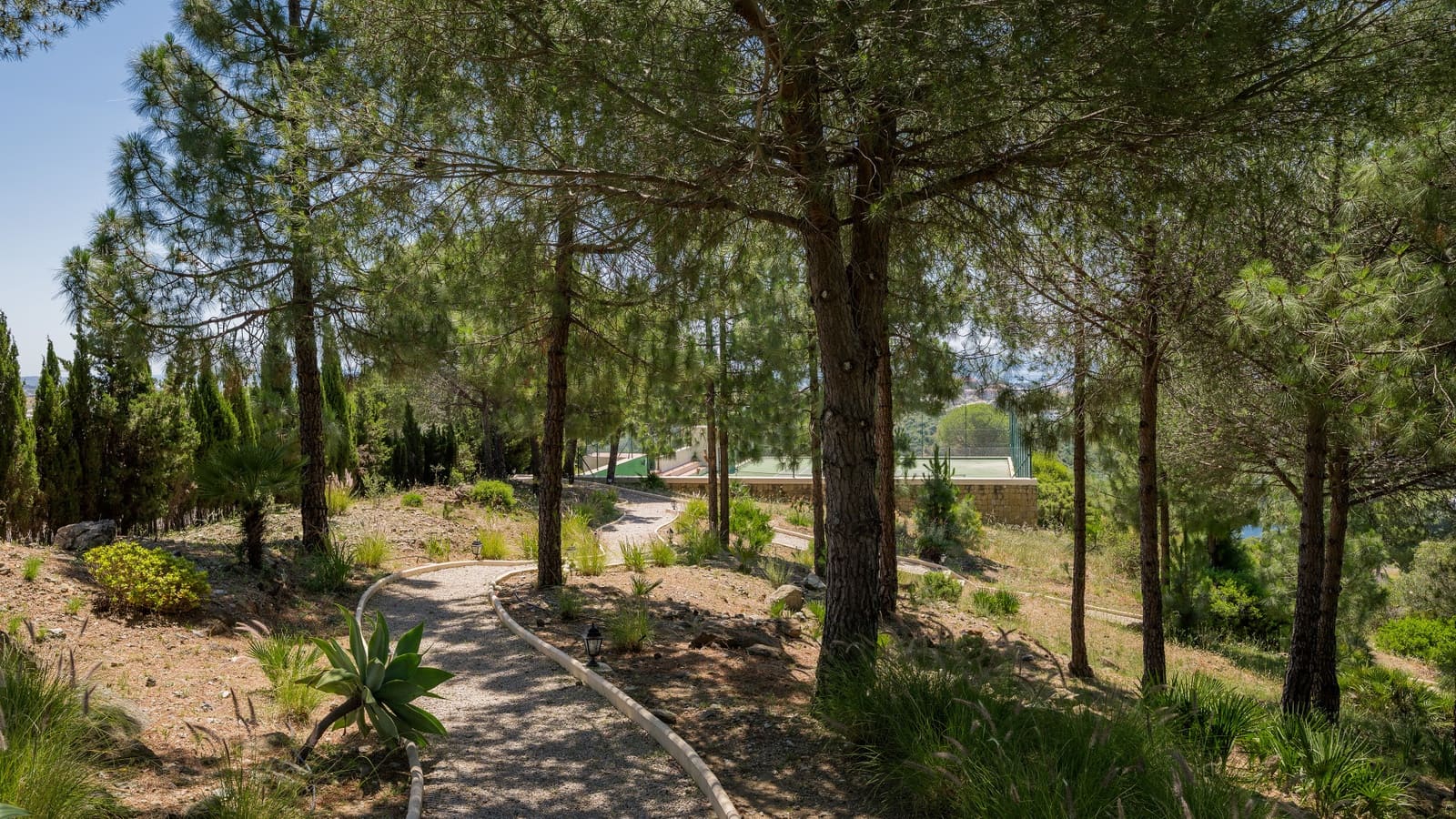 8 soverom Villa til salgs i El Madronal med svømmebasseng garasje - € 13 900 000 (Ref: 8999401)