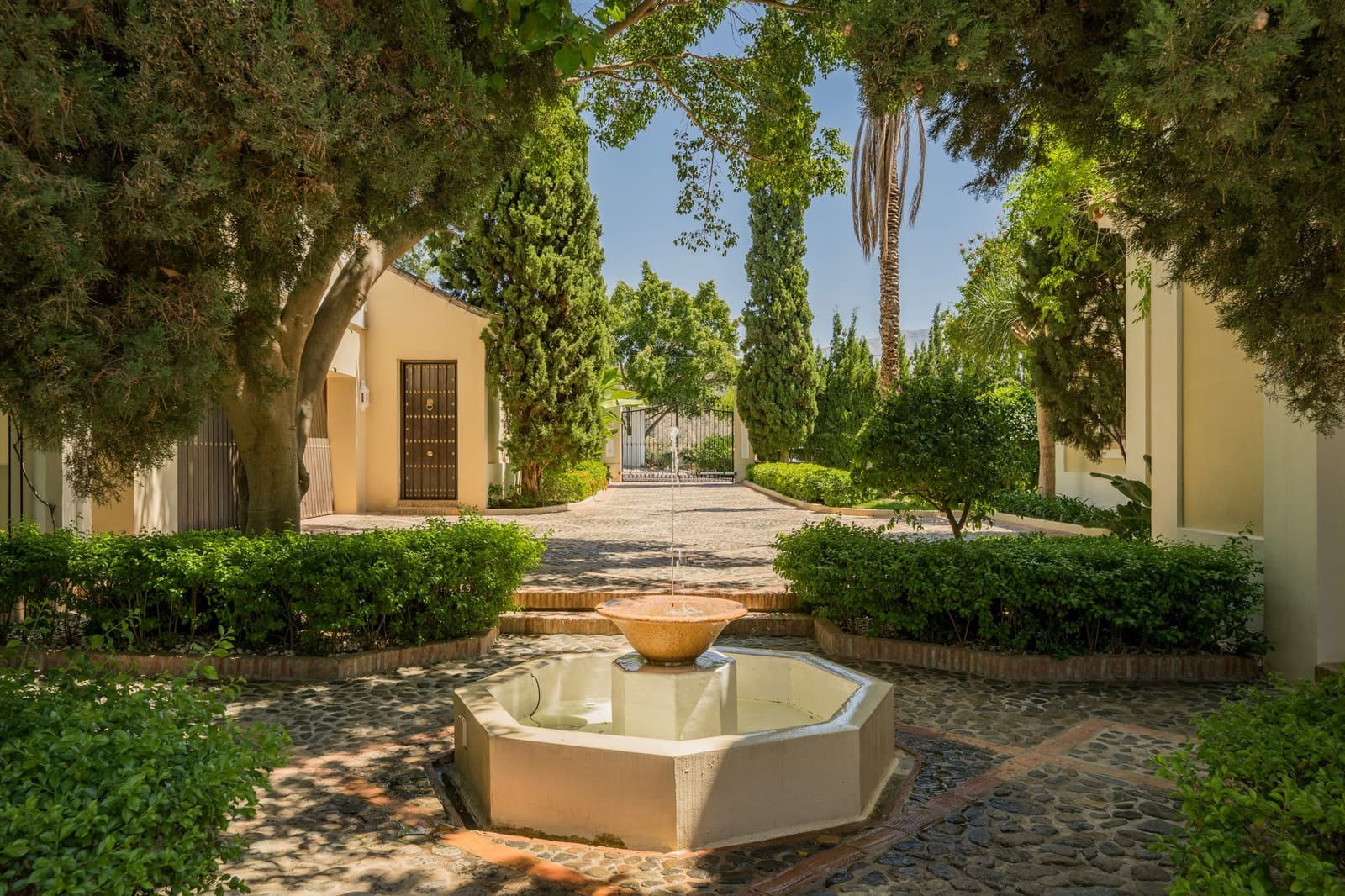 8 soverom Villa til salgs i El Madronal med svømmebasseng garasje - € 13 900 000 (Ref: 8999401)