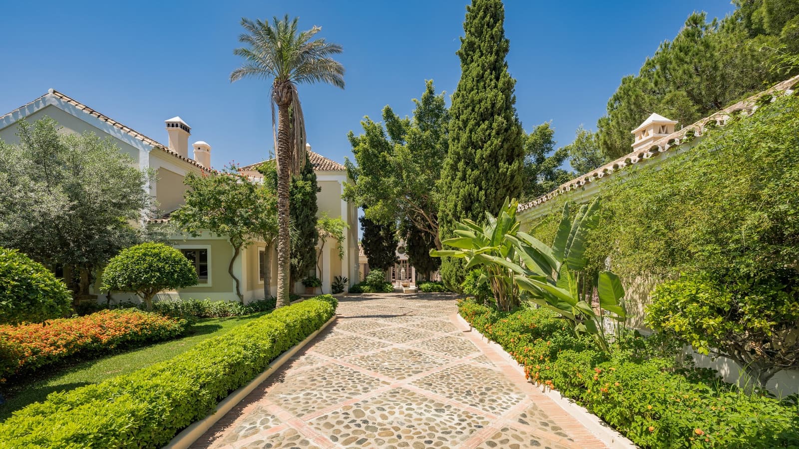 8 soverom Villa til salgs i El Madronal med svømmebasseng garasje - € 13 900 000 (Ref: 8999401)