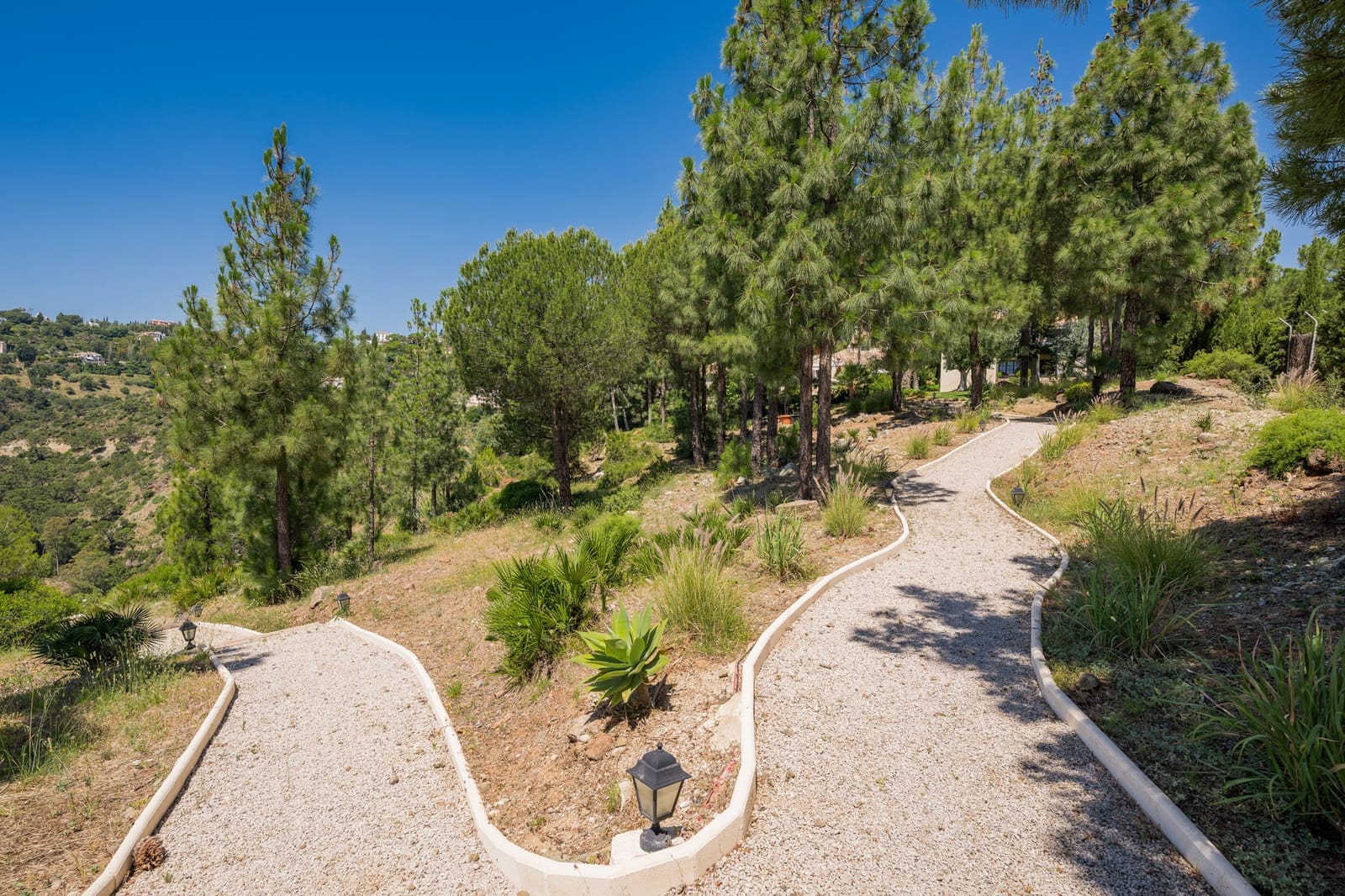 8 soverom Villa til salgs i El Madronal med svømmebasseng garasje - € 13 900 000 (Ref: 8999401)