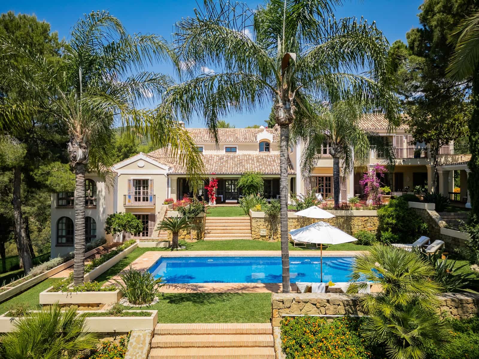 8 soverom Villa til salgs i El Madronal med svømmebasseng garasje - € 13 900 000 (Ref: 8999401)