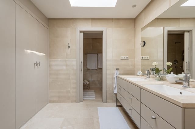 Ático de 2 habitaciones en Marbella en venta con piscina garaje - 2.095.000 € (Ref: 8999402)