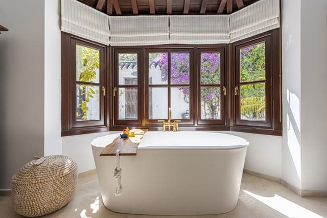 4 makuuhuone Omakotitalo myytävänä paikassa Marbella mukana uima-altaan 
autotalli - 2 490 000 € (Ref: 9007598)