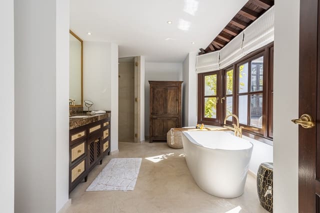 4 makuuhuone Omakotitalo myytävänä paikassa Marbella mukana uima-altaan 
autotalli - 2 490 000 € (Ref: 9007598)