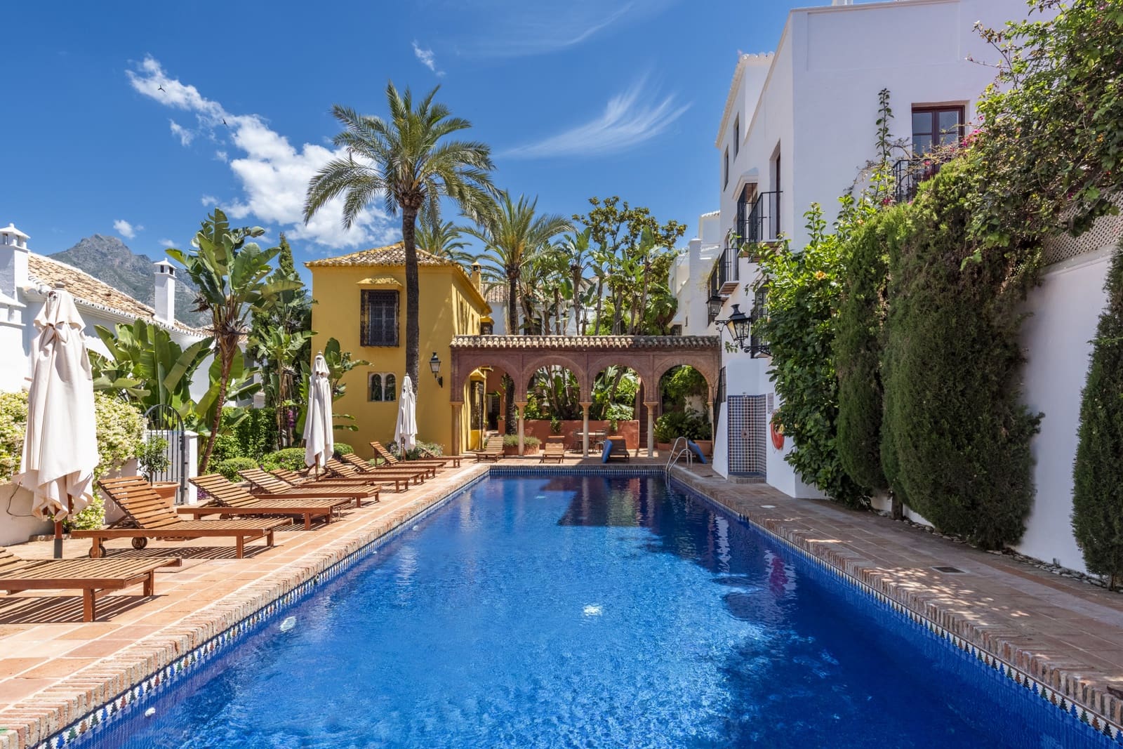 4 bedroom Townhouse for sale in Marbella with pool garage - € 2,490,000 (Ref: 9007598)