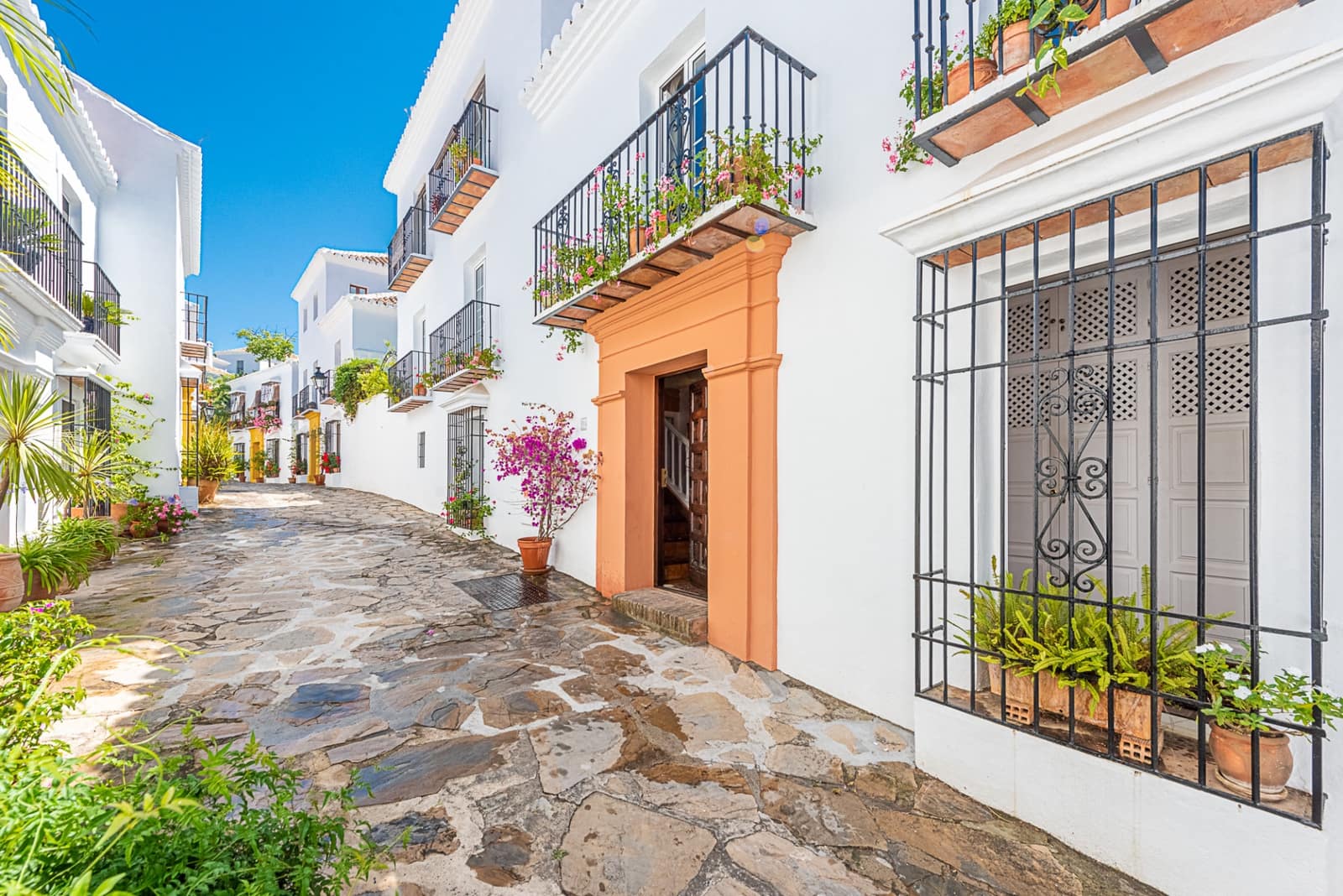 4 bedroom Townhouse for sale in Marbella with pool garage - € 2,490,000 (Ref: 9007598)