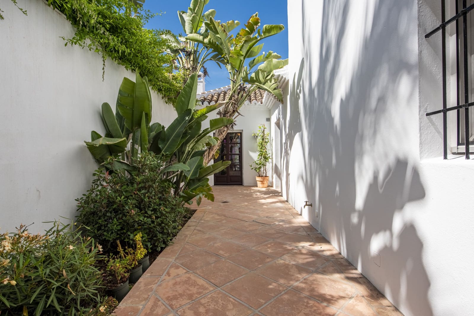 4 bedroom Townhouse for sale in Marbella with pool garage - € 2,490,000 (Ref: 9007598)